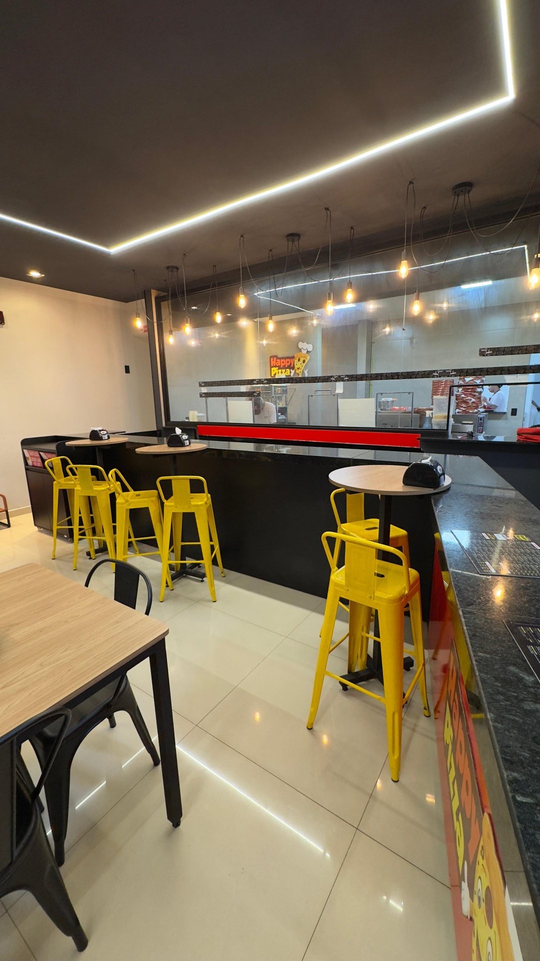 Balcão com banquetas e cozinha